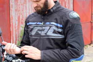 Jak vybrat bundu na motorku?