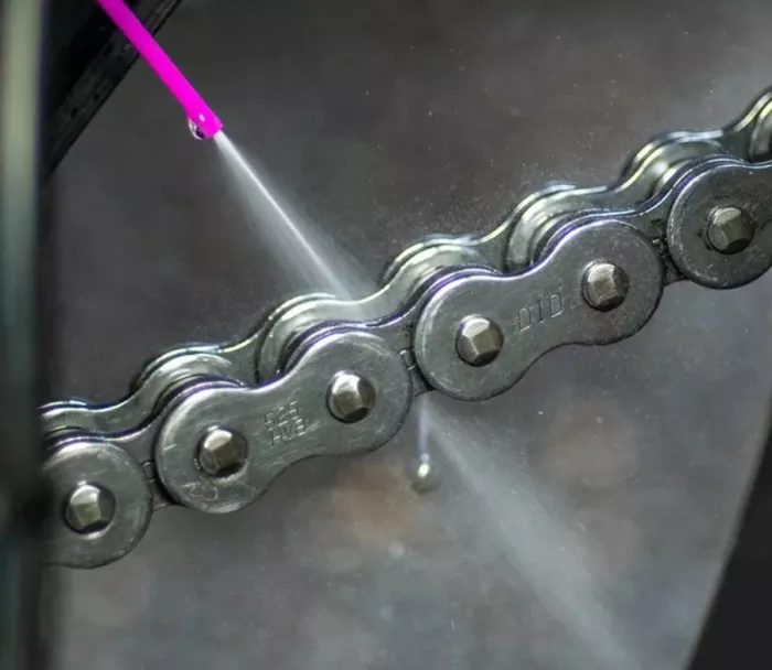 MUC-OFF MOTORCYCLE WET CHAIN LUBE 400 ml - Mazivo na moto řetězy do mokra