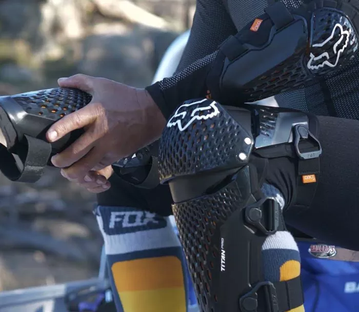 Chrániče loktů Fox Titan Pro D3O Elbow Guard, Ce Black